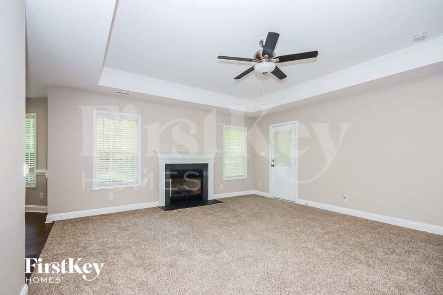 Building Photo - 645 White Oaks Rd