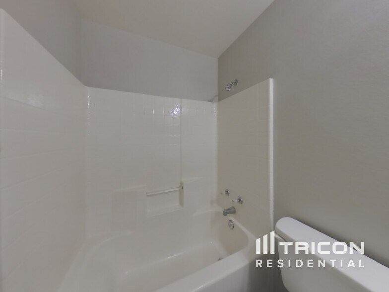 Building Photo - 2900 Mt Hope Dr