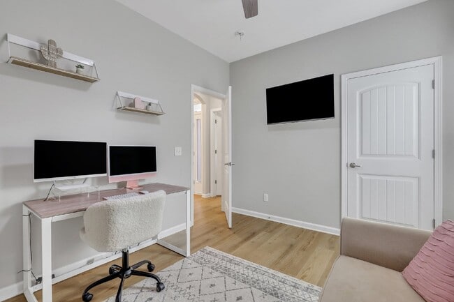 Building Photo - Executive Home in Convenient Location