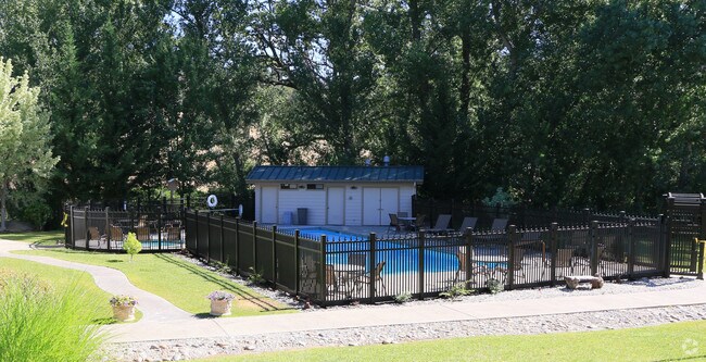 Building Photo - Oak Creek