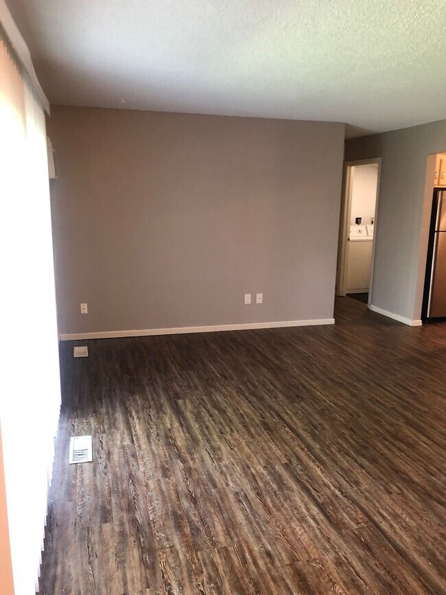Building Photo - Main Floor Condo Available September 1, Up...