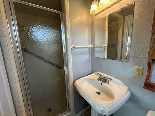 Building Photo - 117 Holly Dr