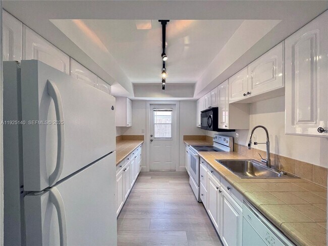 Building Photo - 2230 Spanish Trail