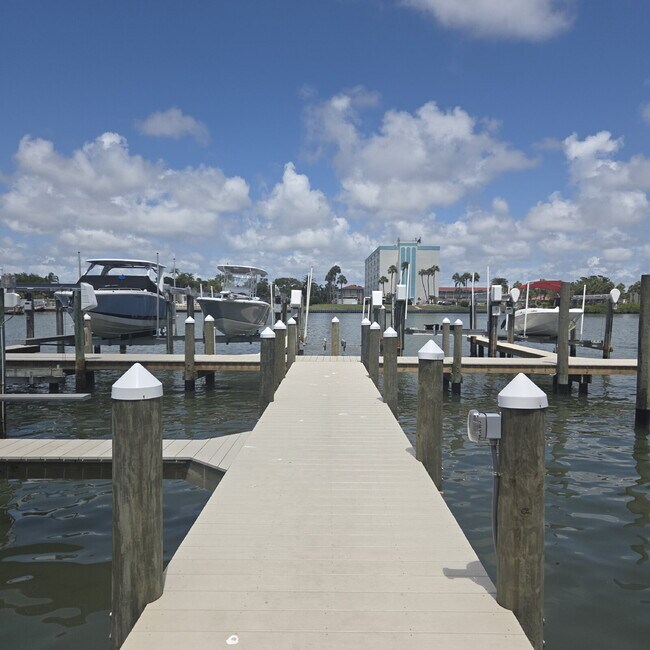 Building Photo - Gorgeous 2/2 condo at Indian Shores