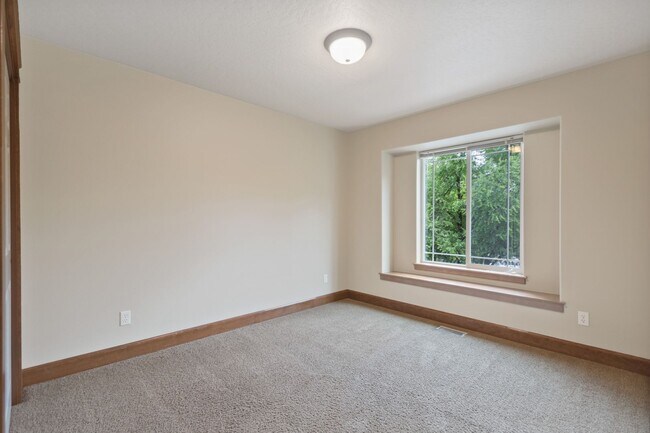 Building Photo - 10015/10017 N Whitworth Dr