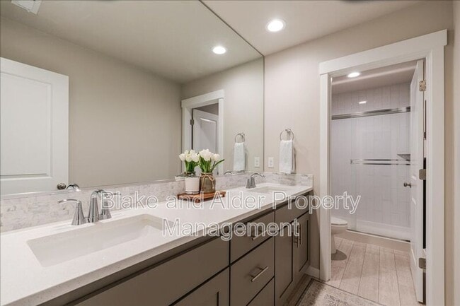 Building Photo - 16349 SE Sunshower Pl