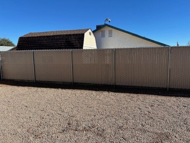 Building Photo - Sparkling clean and move in ready. Call fo...