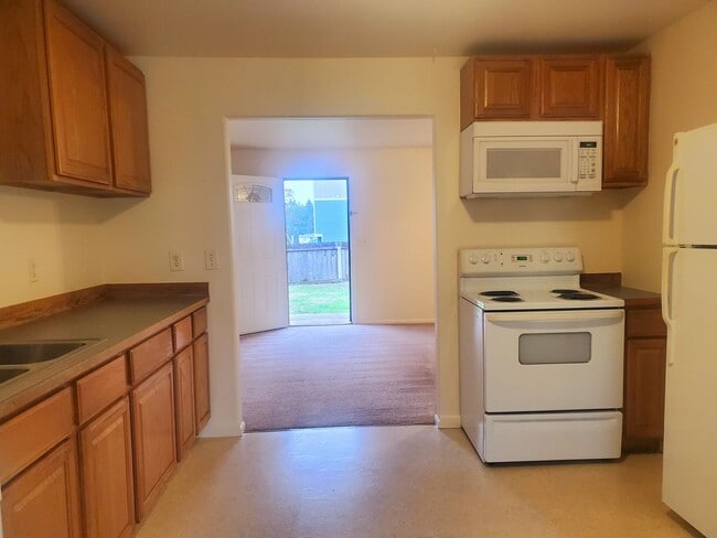 Building Photo - 2 bdrm, 1 bath house $1895 rent,