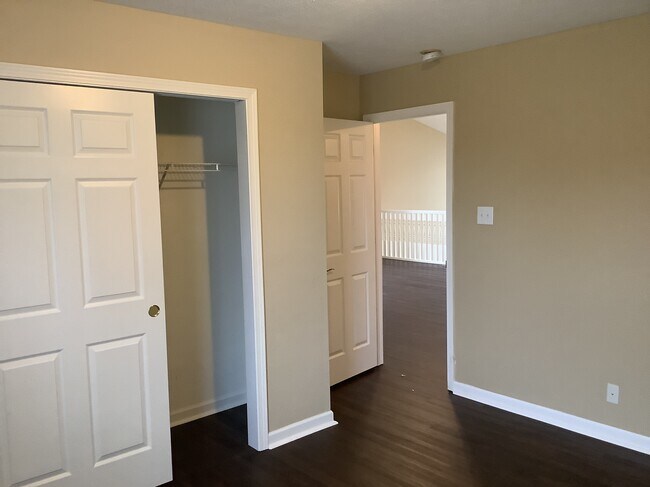 Building Photo - 18690 Round Lake Rd