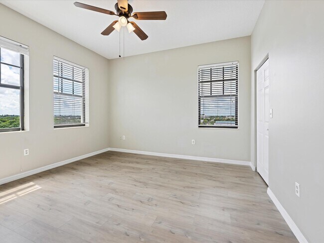 Building Photo - 511 Lucerne Ave
