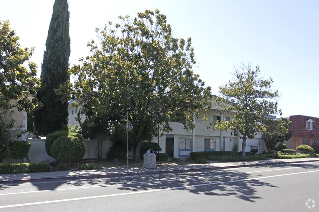 Building Photo - Riviera Townhouse Apartments