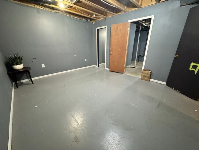 Building Photo - 215 Greenbush Dr