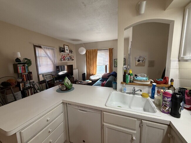 Building Photo - Charming 1BR in Historic Douglas Apartments– Walk to Lake of the Isles!