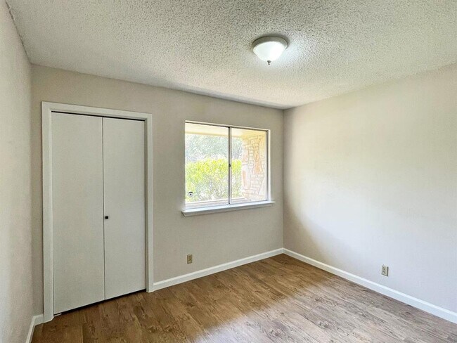 Building Photo - 906 Acorn Oaks Dr