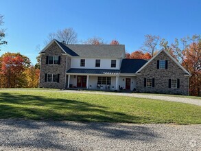 Building Photo - Charming 5 Bedroom 3 Bath Retreat