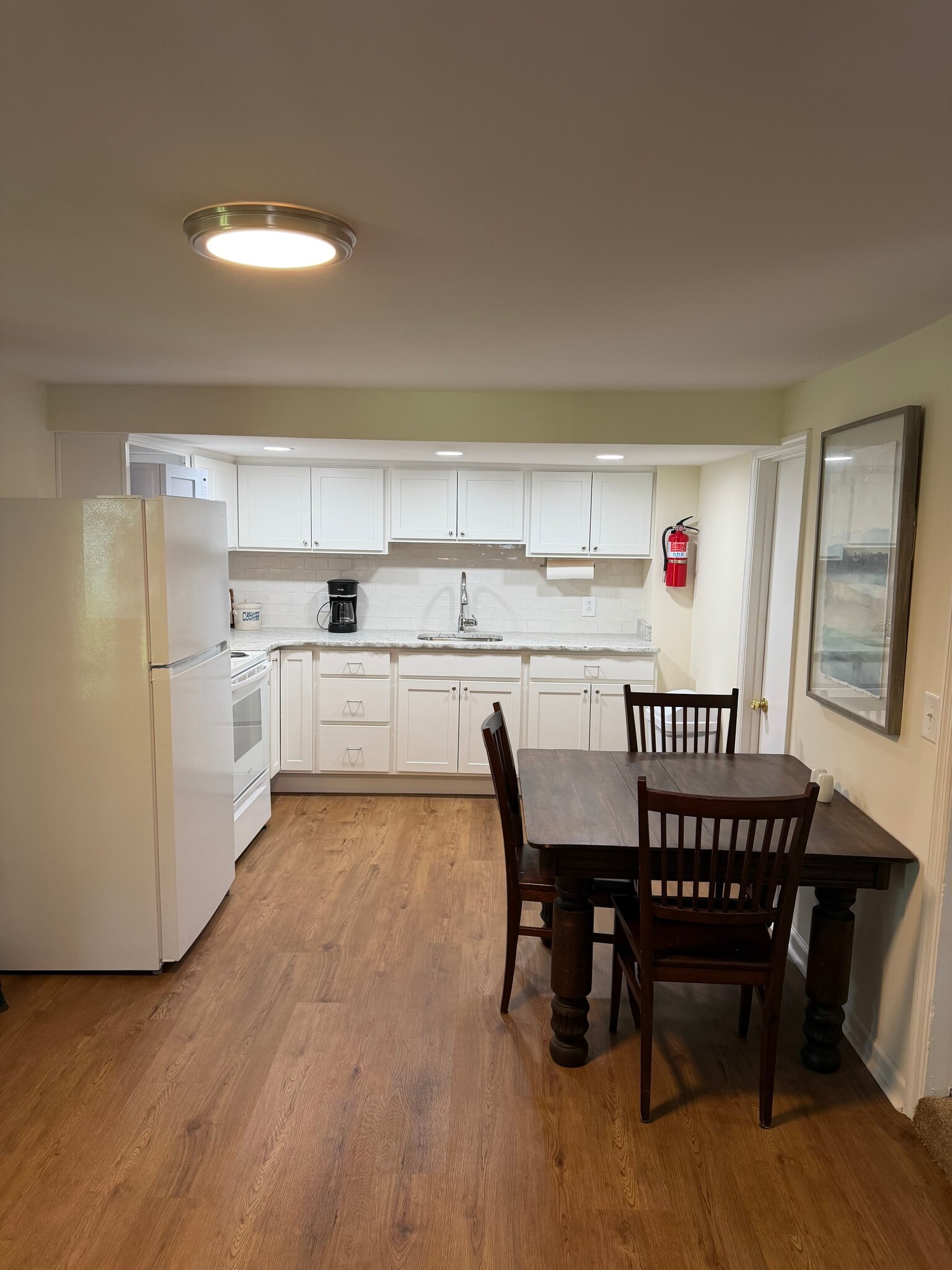 Dining Area - 104 W Hembree St