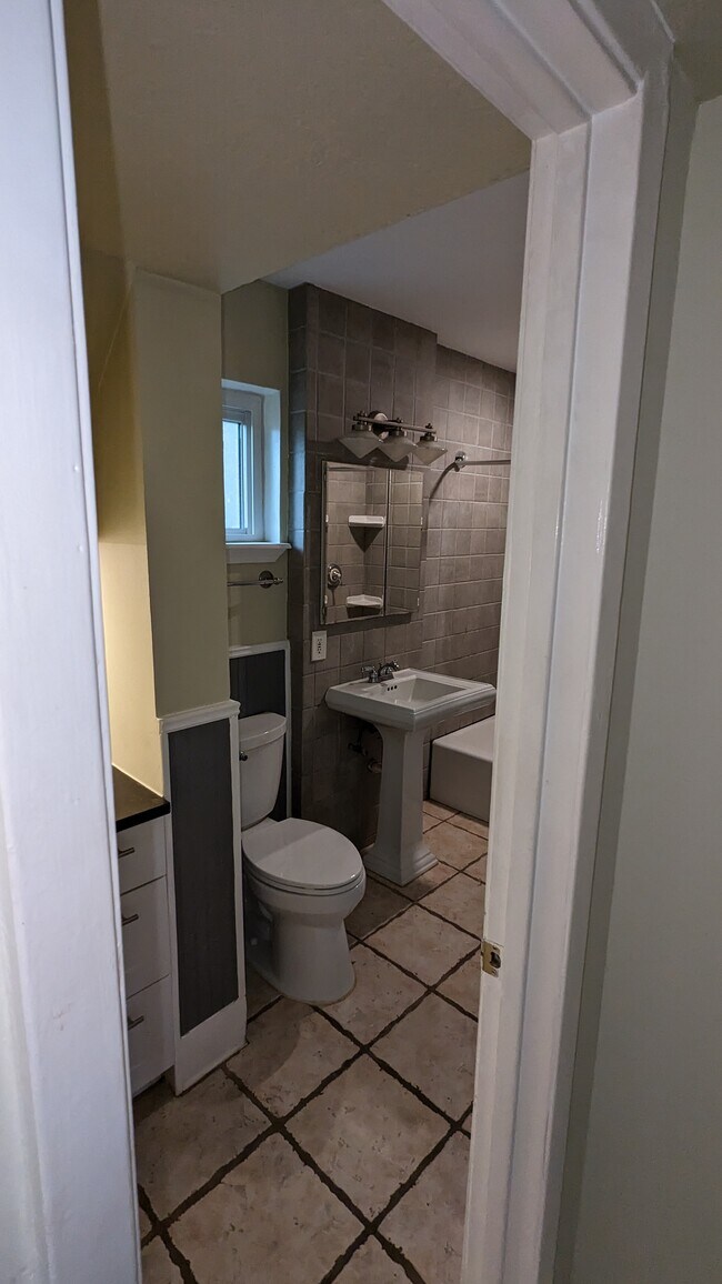 Bath - 1011 Ashland St