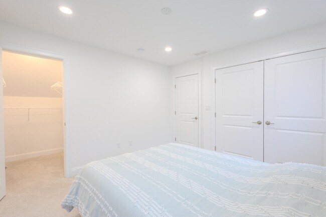 Building Photo - 18 Locust Hill Dr