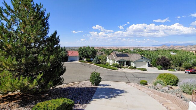 Building Photo - Home with amazing views