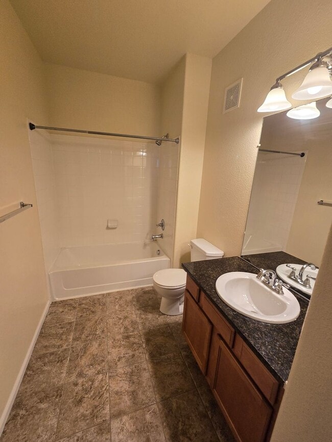 Building Photo - Beautiful 2 Bed, 2 bath condo