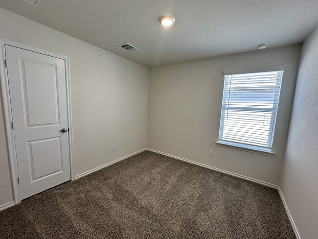 Building Photo - 634 White Ash Dr
