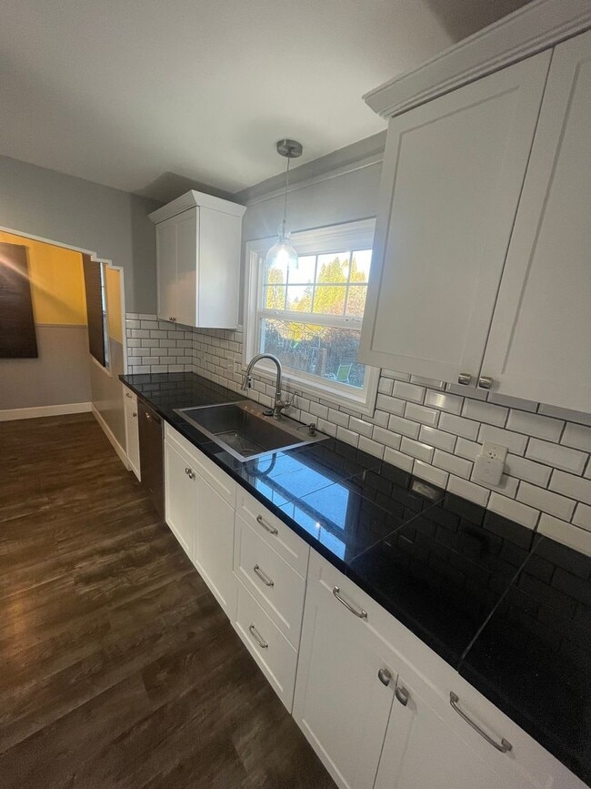 Building Photo - **MOVE IN SPECIAL!** Large 2 Bedroom with Bonus Space!