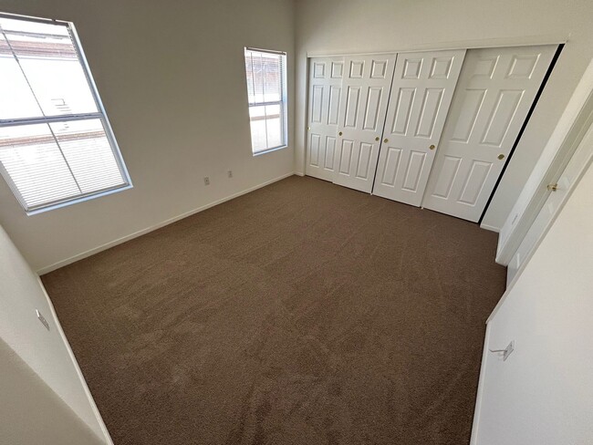 Building Photo - SPACIOUS 2 BEDROOM, 2 BATHROOM UPSTAIRS CO...