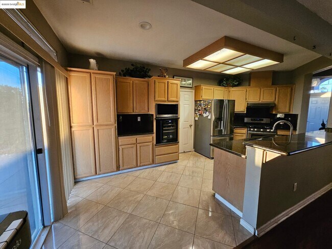 Building Photo - 2236 Newport Ct