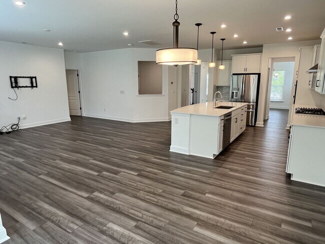 Building Photo - Spacious 5 Bed home in Stallings