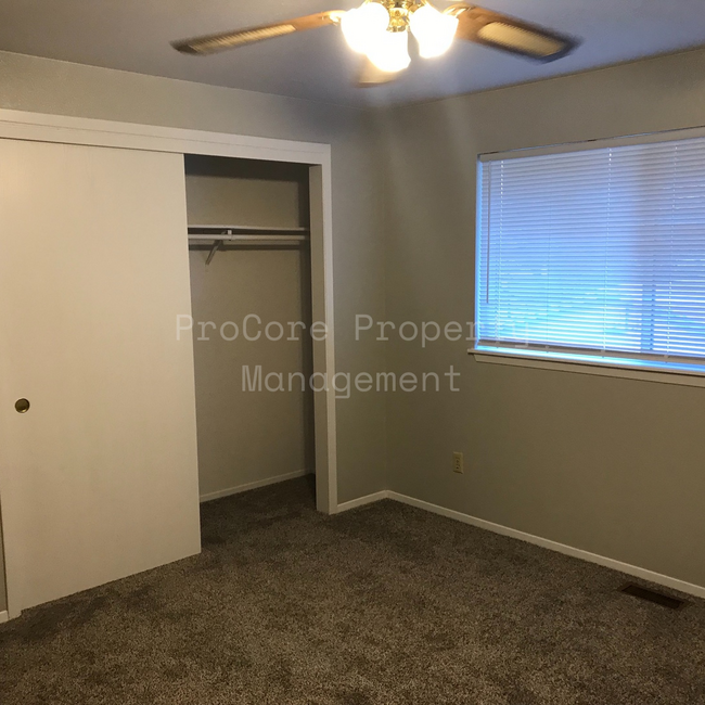 Building Photo - $1,250...2Bed 1.5 Bath, Small Fenced in Co...