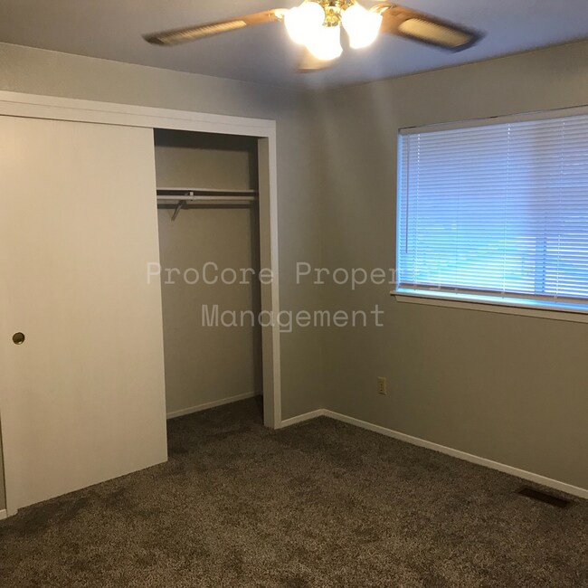 Building Photo - $1300...2Bed 1.5 Bath, Small Fenced in Covered Patio on Back, Storage