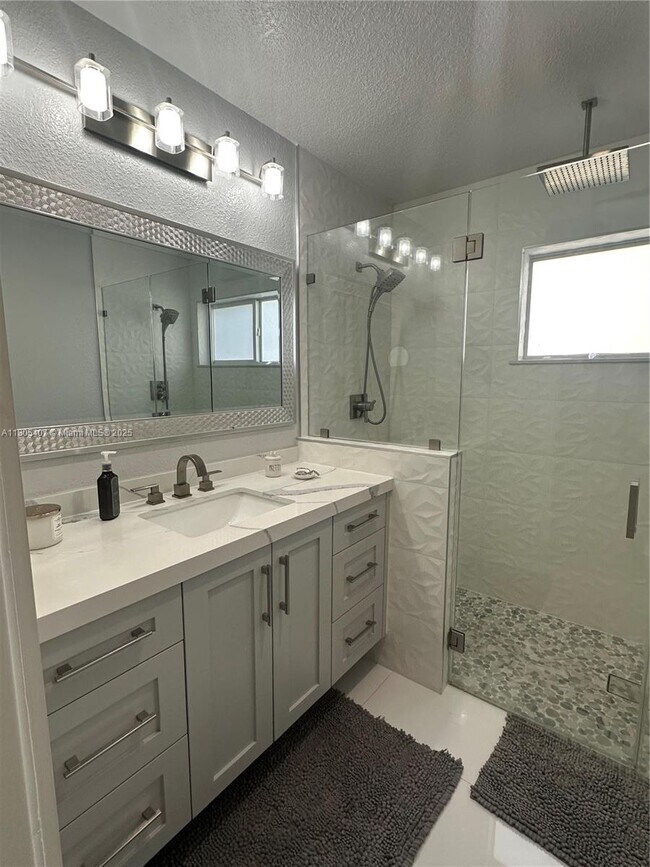 Building Photo - 541 SW 89th Ct