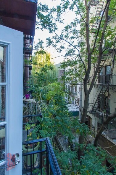 Building Photo - 246 Mott St