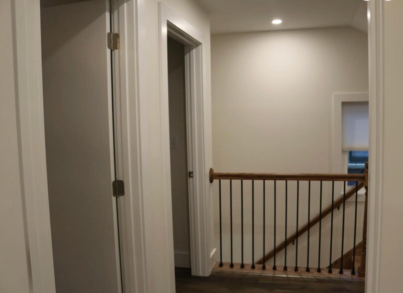 Building Photo - 108 W Market St