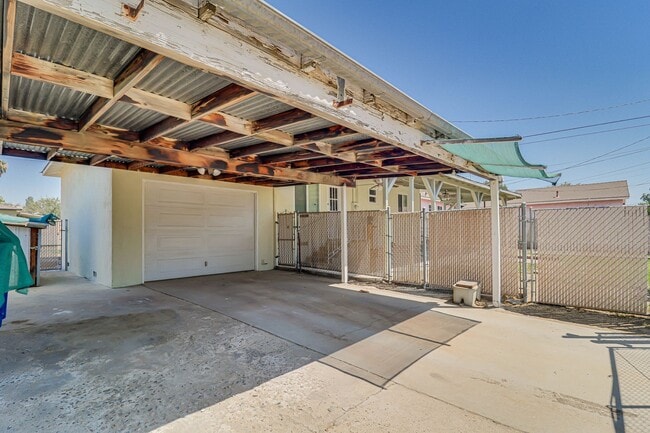 Building Photo - Newly Remodeled East Side Home!