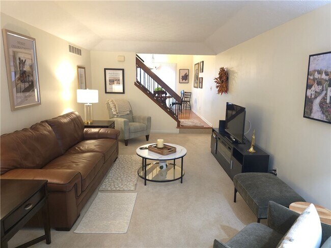 Building Photo - 26 Treetop Dr