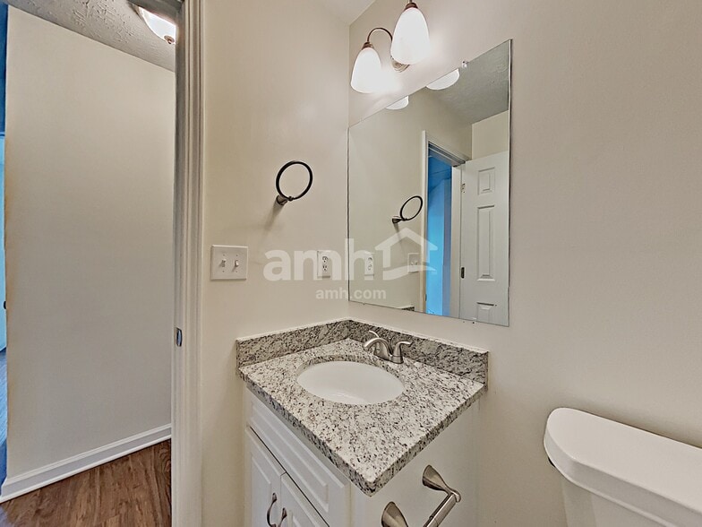 Building Photo - 2925 Hampton Valley Dr SE