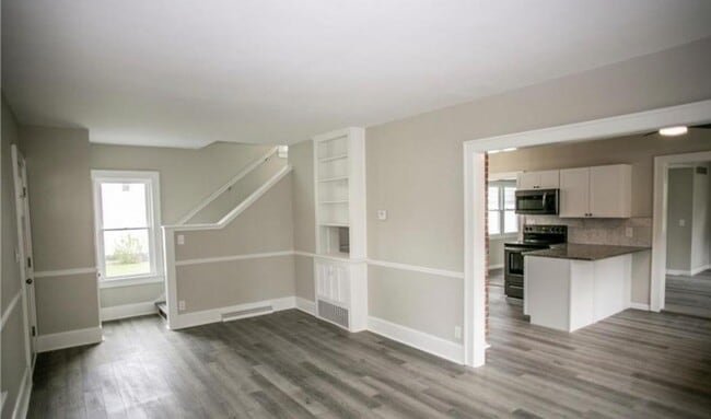 Building Photo - 209 E Hobart Ave