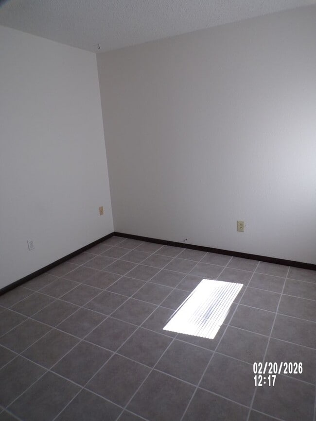 Building Photo - 2 STORY TOWNHOUSE , CLOSE TO SHOPPING AND RESTAURANTS