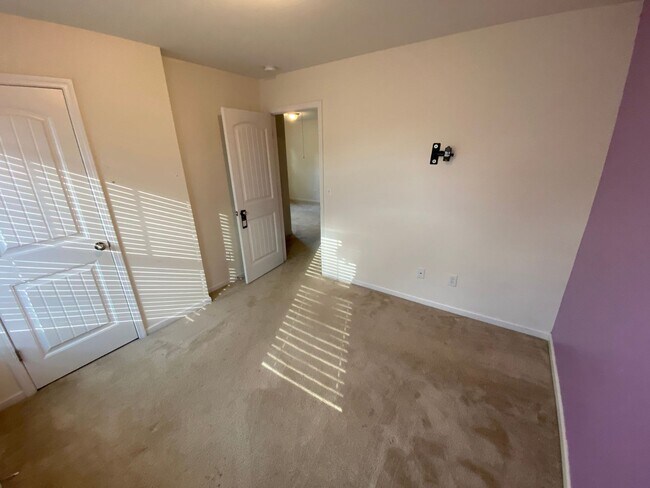 Building Photo - Room in 4 Bedroom Home at Bluegrove Rd