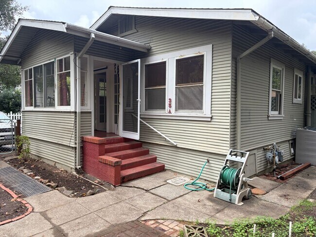 Building Photo - Terrific Fairfax Location**Washer/Dryer**Yard**Storage**Parking**