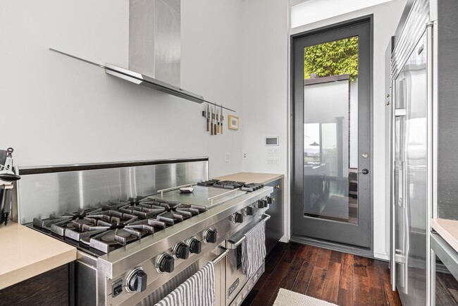 Building Photo - Architectural Contemporary with Panoramic ...
