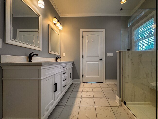 Building Photo - Spacious 5 Bed 3.5 Bath Home in Carthage