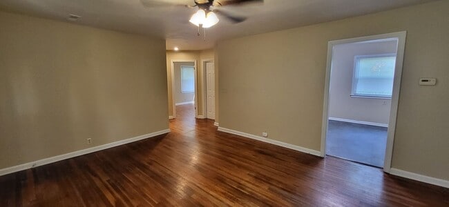 Building Photo - Southeast 2 BR house! 1 car garage! $995!