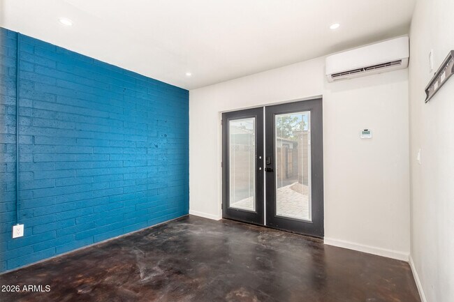 Building Photo - 2402 W Weldon Ave