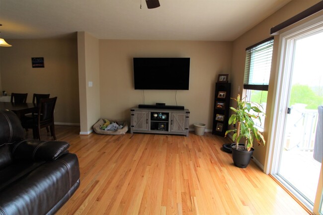 Building Photo - 3 Bed/ 2.5 Bath Townhome close to the inte...