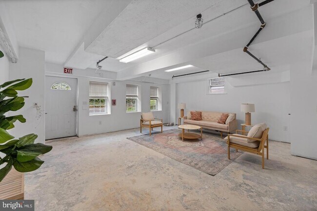 Building Photo - 9201 Rosemont Dr