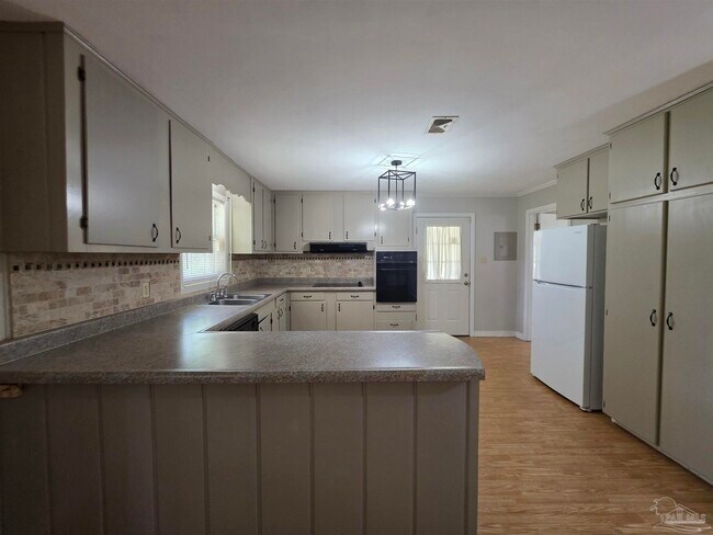 Building Photo - 402 Park Ln E