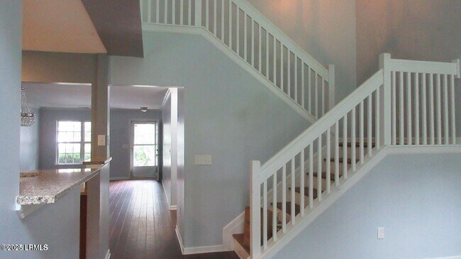 Building Photo - 409 Dante Cir