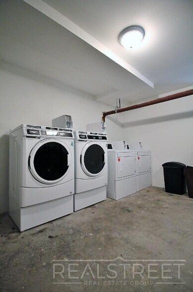 Building Photo - Stunning Large 2 Bed in Crown Heights